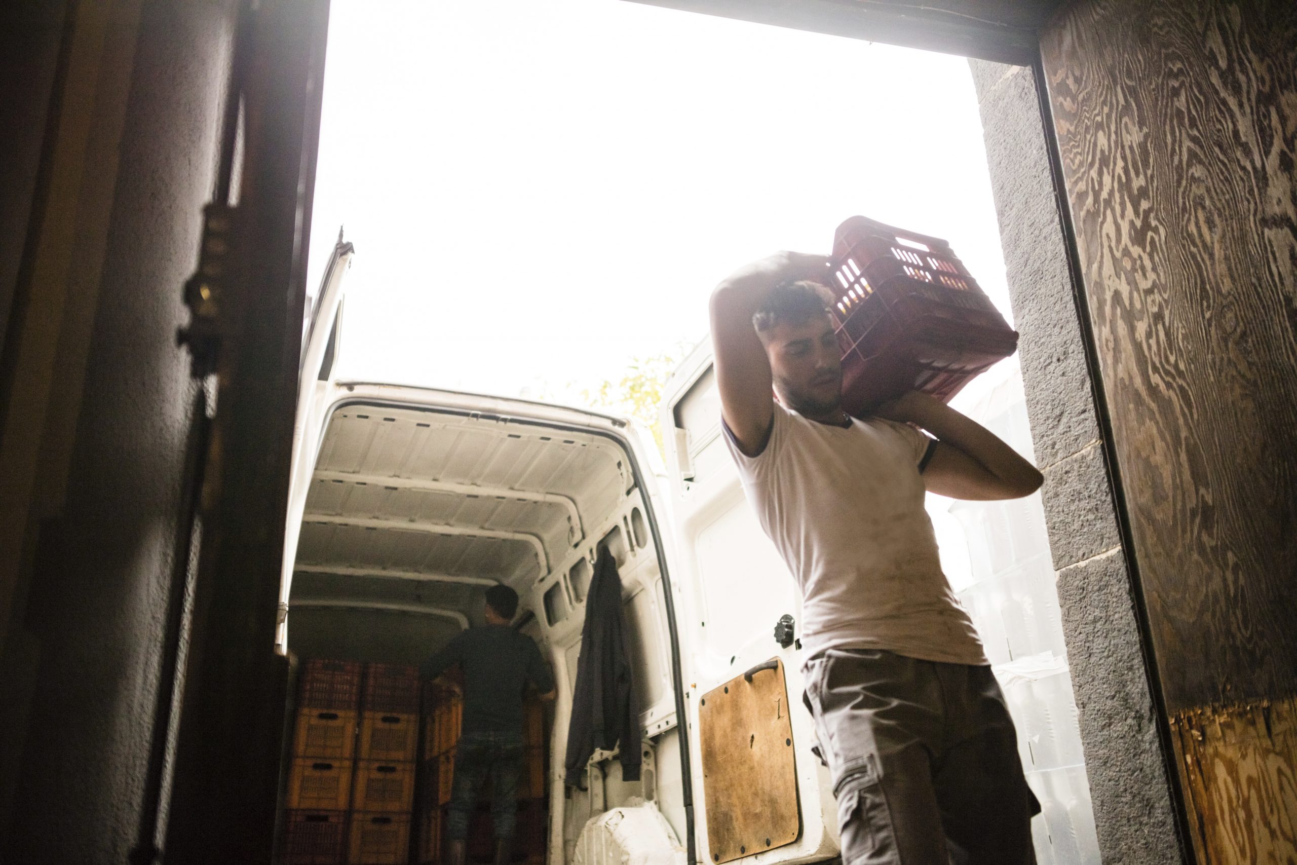Operarios de Mudanzas José Vidal cargando cajas en una furgoneta, un paso clave en el proceso de una mudanza internacional.