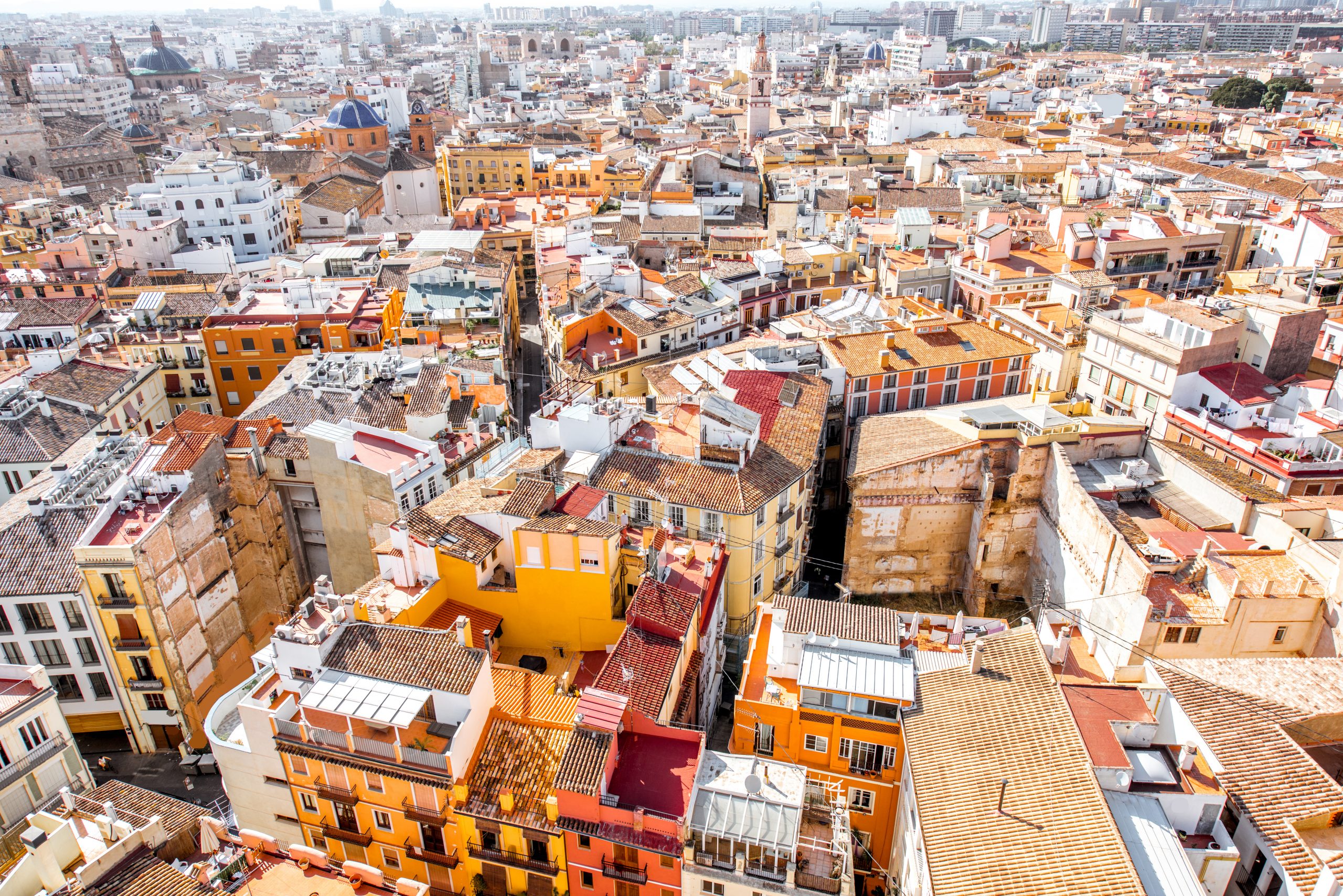 Vista panorámica de los edificios de Valencia, ciudad de origen para calcular cuánto cuesta una mudanza a Madrid, Barcelona o Sevilla.