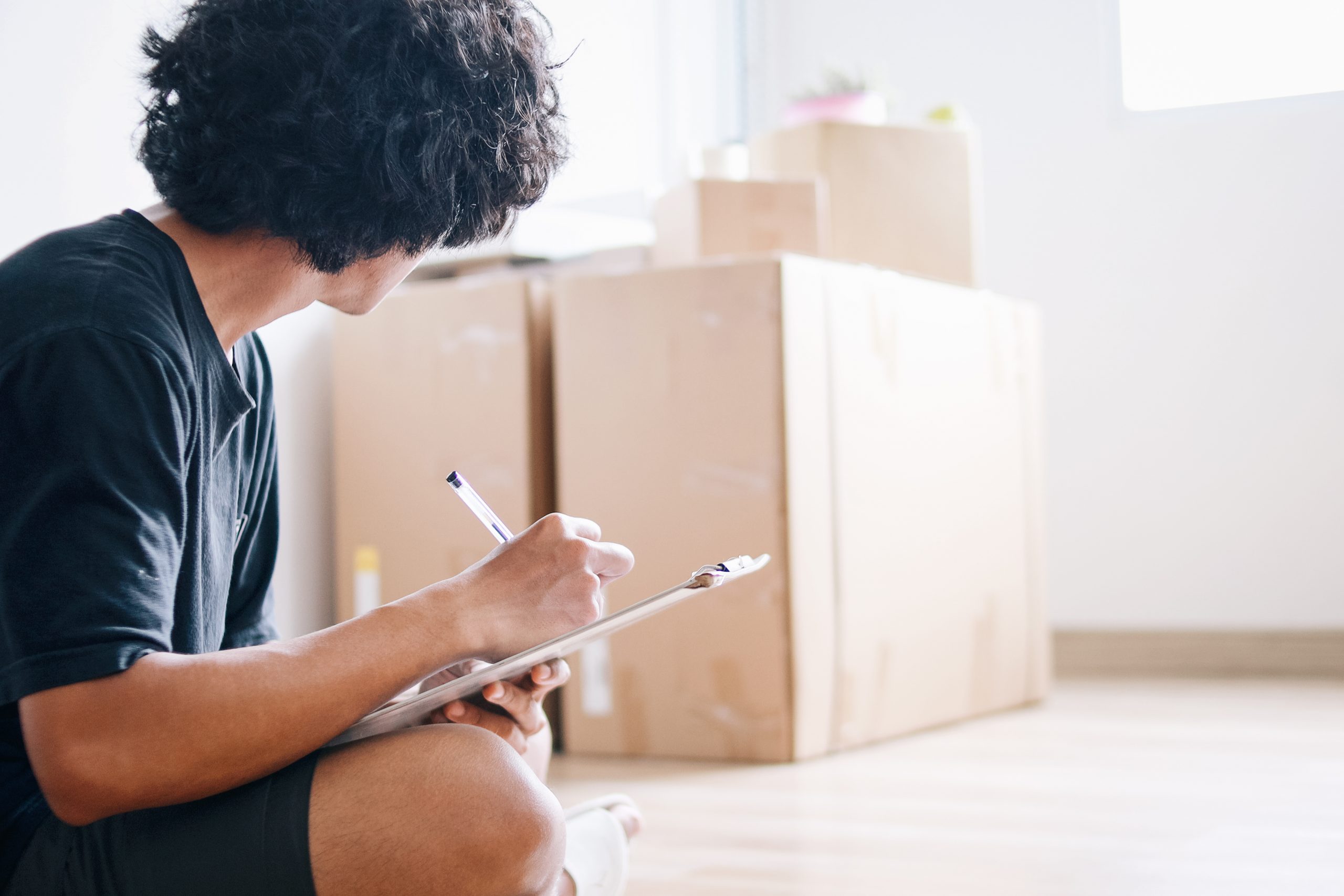 Estudiante organizando su mudanza en Valencia para el curso Erasmus 2026