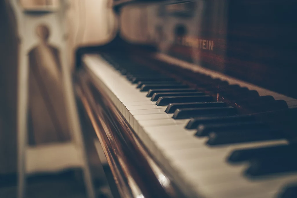 Mudanza de piano de cola con embalaje técnico y equipo especializado